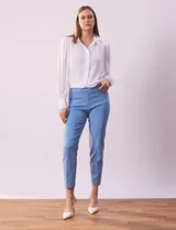 Pantalón recto color celeste en gabardina elastizada, marca Zac & Rachel. Pretina ancha con faja interna modeladora, bolsillos simulados en la parte delantera y bolsillos ojal en la parte trasera.