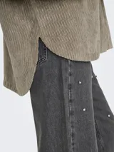 Camisa color beige de pana con cuello clásico, corte oversize, mangas largas y bolsillos en el pecho.