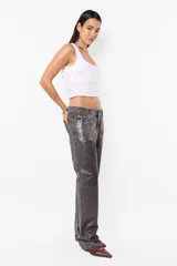 Pantalón de denim gris metalizado, corte recto y tiro medio.