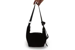 Cartera bandolera de gamuza color marrón topo, con correa ajustable de cuero marrón oscuro.