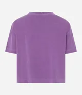 Remera deportiva manga corta color lila, con cuello redondo y bordado de la frase "Get Over".