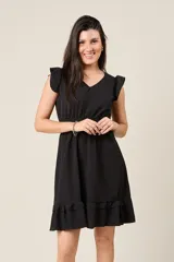 Vestido corto color salmón, con escote en V, mangas cortas con volados, cintura elastizada y falda con volados en el ruedo.