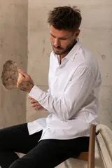 Camisa de vestir a rayas verticales azules y blancas, de corte clásico y manga larga.