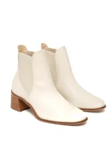 Botines Chelsea de cuero color crema, con elásticos laterales en tono beige y tacón bloque de madera.