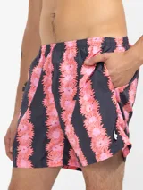 Short de baño para hombre con estampado de flores rosas sobre fondo gris, calce relajado, cintura elástica con cordón regulable, bolsillos laterales y bolsillo trasero con cierre. Incluye suspensor de malla fina hipoalergénico.