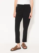 Pantalón babucha negro confeccionado en tejido 4way de alta elasticidad, con cintura elastizada y detalle metálico JCH en el frente.