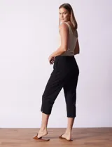 Pantalón capri de algodón color celeste, corte recto, con pretina elastizada y bolsillos laterales.