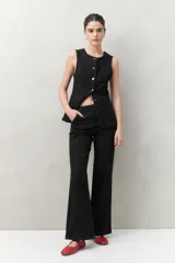 Pantalón de jean negro de corte recto y tiro medio.