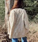 Saco tejido a mano color crudo, sin botones, realizado en lana Merino virgen sin teñir.