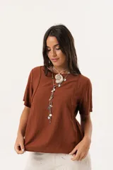 Blusa marrón de mangas cortas con cuello redondo y corte holgado.