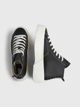 Zapatillas de caña alta Tommy Jeans, color negro, con cordones blancos y suela de plataforma blanca.
