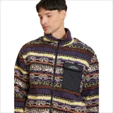 Campera negra con cierre frontal, cuello alto con interior estampado y logo de la marca en el pecho.