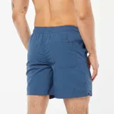 Short de baño azul con cordón blanco en la cintura.