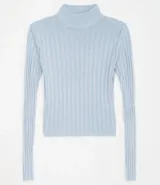 Polera verde de punto acanalado, con cuello alto y mangas largas.