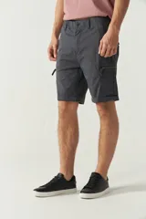 Bermuda cargo color verde militar con bolsillos laterales con cierre y logo metálico.