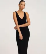 Vestido midi rojo ajustado, de punto texturizado, con escote en V y breteles medianos.