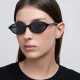 Lentes de sol con montura ovalada negra y lentes polarizadas negras. Fabricados con materiales bio-based G850 y patillas de propionato de celulosa. Protección UV 400.