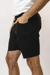 Bermuda de gabardina color negro, corte recto y largo a la rodilla.