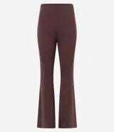 Pantalón flare color marrón confeccionado en punto roma con viscosa certificada, de cintura alta y sin estampa.