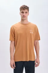 Remera color ocre de corte amplio con estampa en la espalda que incluye un plato de ramen, palillos y texto en inglés y japonés.