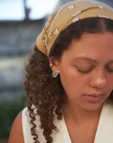 Par de aros colgantes de bronce y alpaca con diseño abstracto calado.