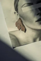 Aro dorado con forma de hoja y detalle de strass.