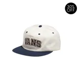 Gorra Vans de seis paneles color crema con visera azul marino y logo bordado en marrón.