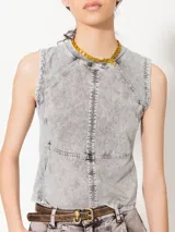 Top color beige confeccionado en tejido de algodón con cuello a la base y recortes de entalle.