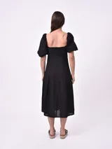 Vestido midi color salmón, con escote cuadrado, mangas cortas abullonadas y detalle de abertura en el pecho.