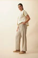 Chaleco marrón con solapas amplias y terminaciones envivadas. Diseño reversible y sin mangas.