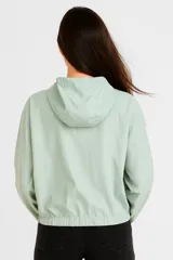 Campera color borgoña de nylon, con capucha, cierre frontal con cremallera y bolsillos laterales.