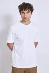 Remera blanca de algodón con cuello redondo y logo pequeño estampado en el pecho.