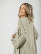 Kimono largo color marfil con bordes de satén.