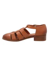 Zapato de cuero color marrón con punta trenzada, taco cuadrado bajo y hebilla ajustable.