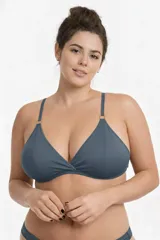 Top de bikini tipo triángulo, color azul grisáceo, con detalle de nudo o torcido en el centro del busto y tirantes finos ajustables con herrajes dorados.