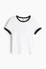 Remera blanca entallada de punto suave con ribete fino negro en cuello y mangas cortas.