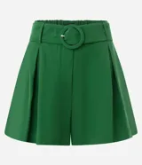 Short verde esmeralda de cintura alta, corte sastrero, con trabillas, pliegues y bolsillos. Incluye cinturón de tela con hebilla redonda.