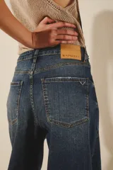 Pantalón de jean de corte oxford, color azul medio, con tiro medio y pierna ancha. Confeccionado en algodón y elastano.