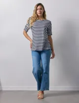 Remera de algodón a rayas horizontales rosas y blancas, con cuello redondo y mangas cortas con detalle de aberturas entrelazadas.