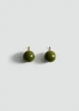 Par de aros colgantes con forma de esfera color verde oliva con efecto marmolado y enganche dorado.