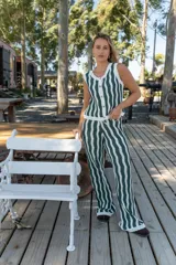 Conjunto tejido de dos piezas con rayas verticales en tonos marrón y negro. Incluye un chaleco sin mangas con botones y un pantalón de corte recto.