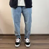 Pantalón jean celeste de corte amplio y tiro alto.