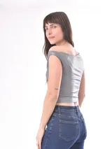 Musculosa corta color rosa con escote asimétrico y bretel ancho en un hombro.