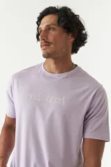 Remera gris oscuro con logo 'mistral' estampado en relieve color ladrillo.