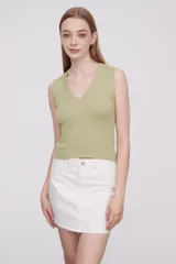 Musculosa verde de viscosa con cuello en V y corte ajustado.
