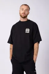 Remera negra de corte oversize con estampado blanco en el pecho.