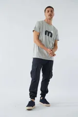 Pantalón cargo gris oscuro, corte slim, con cierre de botón y cremallera, trabillas para cinturón, bolsillos cargo con botón y puños ajustados.