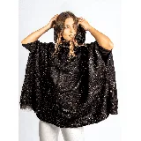 Capa con capucha en color negro, confeccionada en lana con lurex, de largo 62 cm y diseño suelto.