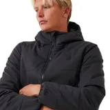 Campera negra acolchada con capucha, cierre frontal con cremallera, bolsillos laterales con cierre y logo de la marca en el pecho.