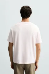 Camiseta marrón de punto, corte regular, cuello redondo y manga corta con terminaciones en rib.